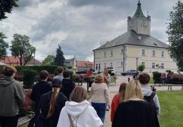 HISTORIA NA WYCIĄGNIĘCIE RĘKI – MŁODZIEŻ ODKRYWAŁA TAJEMNICE GŁOGOWA MAŁOPOLSKIEGO